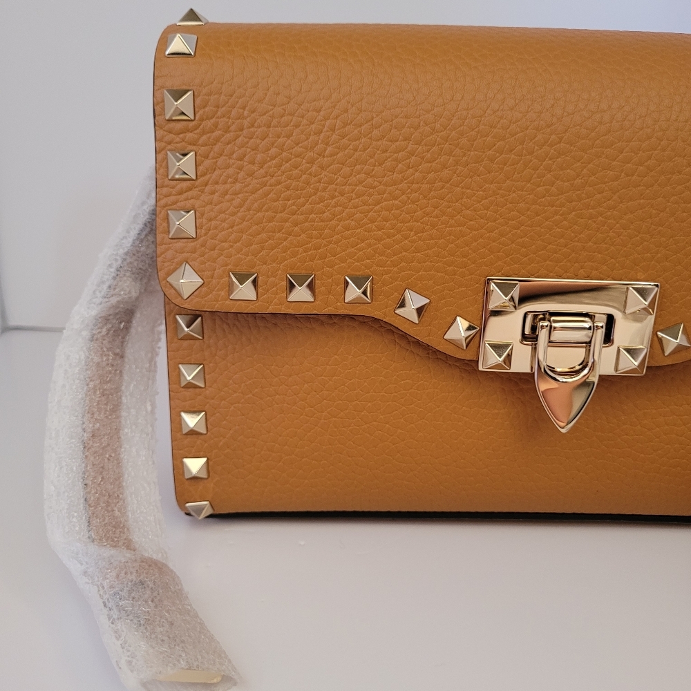SOLD-💜Host Pick💜BWT Valentino Garavani ROCKSTUD GRAINY CALFSKIN CROSSBODY BAG - Picture 3 of 14